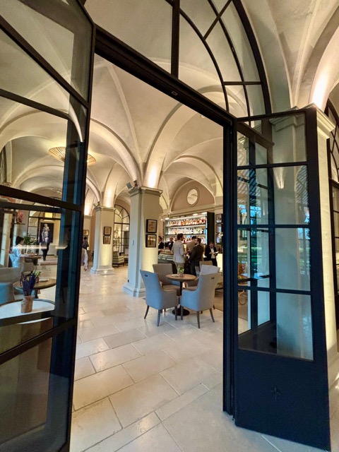 Verso bar del refettorio