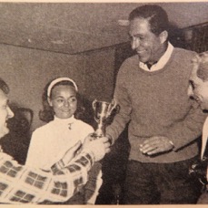 Marelli premia Niccolai (Sciopoli Ortisei 1966).jpg